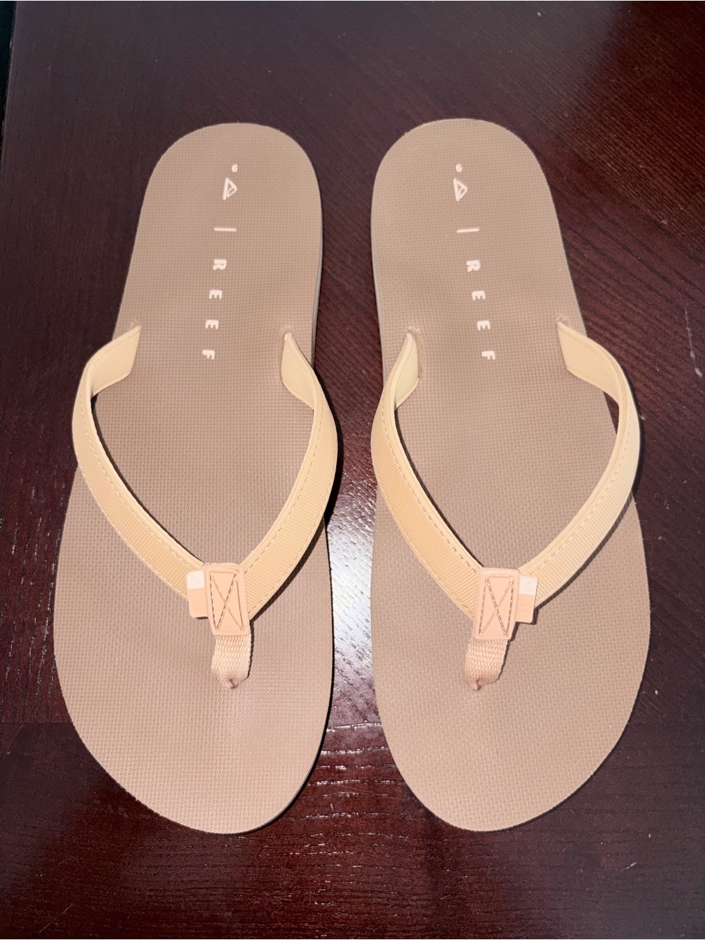 *NWOT* Reef Women’s Tan Flip Flop Sandals with Beige Straps
